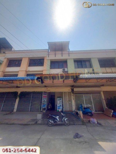 ขายอาคารพาณิชย์ 3 ชั้น ติดถนนเพชรเกษม ต.สนามจันทร์ จ.นครปฐม พร้อมห้องปล่อยเช่า