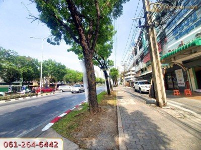 อาคารพาณิชย์ 4 ชั้น 2 คูหามีดาดฟ้า ติดถนนเพชรเกษม ทำเลทองเหมาะกับการลงทุนสุดๆ