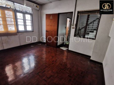 ทาวน์เฮ้าส์พร้อมอยู่!! 3 ชั้น ในซอยสมเด็จพระปิ่นเกล้า 2